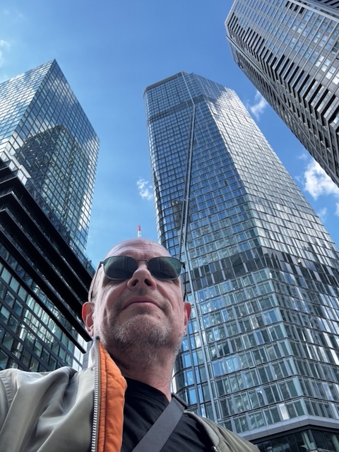 Selfie mit Sonnenbrille vor Skyline